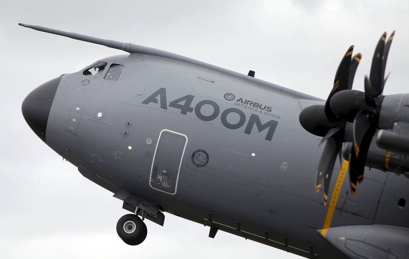 © Reuters. Военно-транспортный самолет Airbus A400M участвует в авиашоу Royal International Air Tattoo на британской базе RAF Fairford  