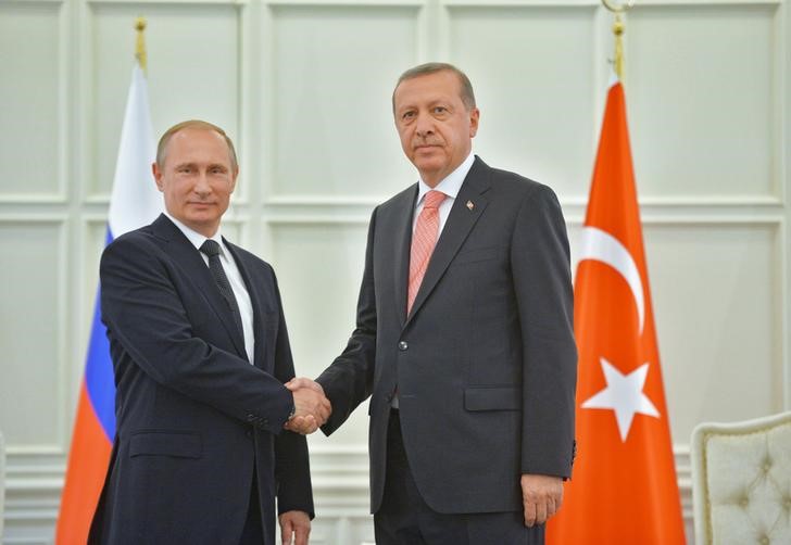 © Reuters. Russia's President Putin shakes hands with Turkey's President Erdogan during their meeting in Baku, Azerbaijan