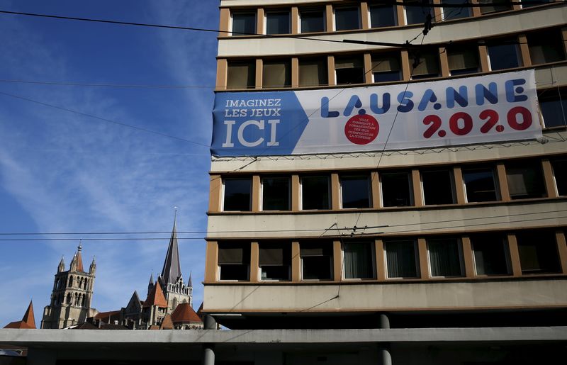 © Reuters. A banner support the city of Lausanne's bid for the 2020 Youth Olympic Winter Games is pictured in front of the Cathedral in Lausanne
