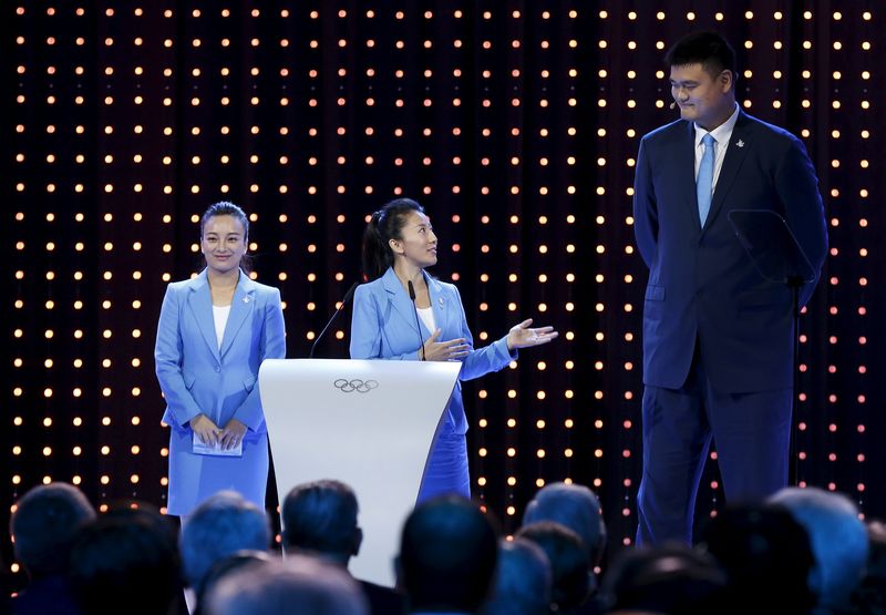© Reuters. China's speed skater Yang Yang looks towards basketball player Yao Ming, with free skier Li Nina, during Beijing's 2022 Winter Games presentation at the 128th International Olympic Committee Session in Kuala Lumpur, Malaysia