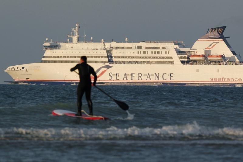 © Reuters. DES MARINS DE SEAFRANCE BLOQUENT LE PORT DE CALAIS