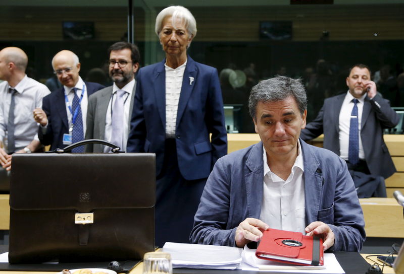 © Reuters. Greek Finance Minister Tsakalotos and IMF Managing Director Lagarde attend an euro zone finance ministers meeting in Brussels