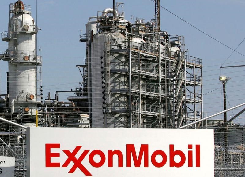 © Reuters. A view of the Exxon Mobil refinery in Baytown, Texas