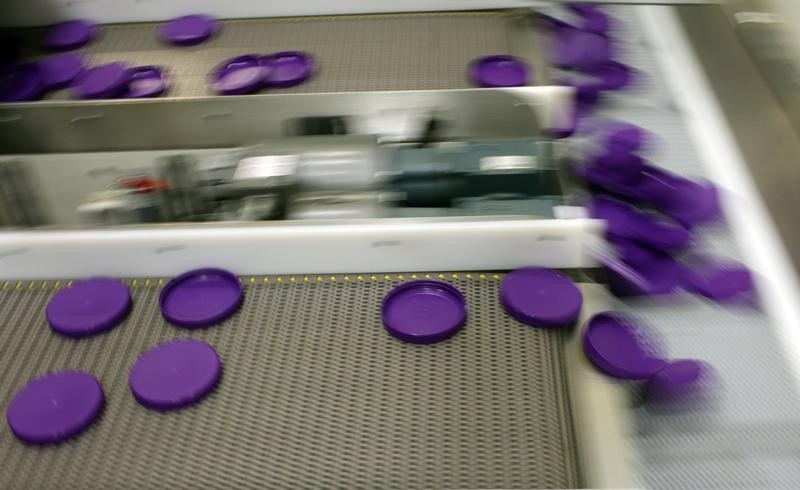 © Reuters. Plastic lids are manufactured at the Berry Plastic Corp. factory in Evansville