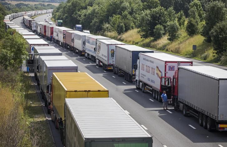 © Reuters. Caminhões parados em estrada que leva de Londres para o Canal da Mancha, em Dover, como parte de operação britânica