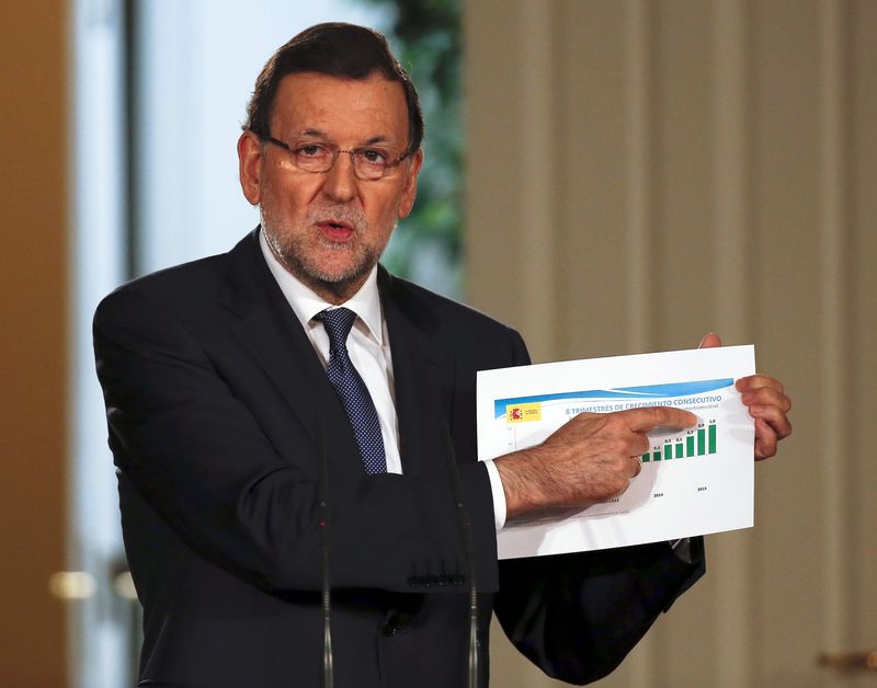 © Reuters. Rajoy saca pecho por la recuperación y lanza más guiños a los votantes 