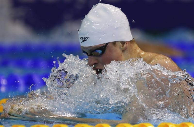 © Reuters. Peaty of Britain swims in the men's 200m breaststroke heats at the European Swimming Championships in Berlin