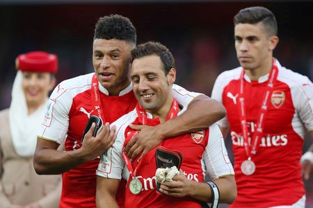 © Reuters. Cazorla y Walcott renuevan con el Arsenal