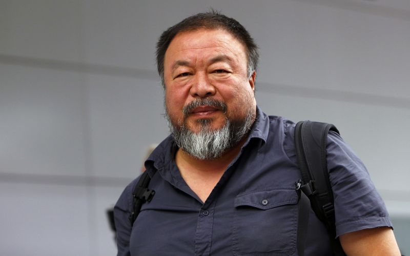 © Reuters. Dissident Chinese artist Ai Weiwei leaves the airport in Munich