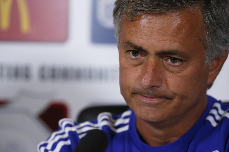 © Reuters. Técnico do Chelsea, José Mourinho, durante entrevista coletiva no centro de treinamento da equipe