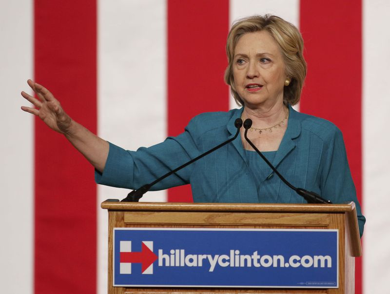 © Reuters. Democratic U.S presidential candidate Hillary Clinton makes a speech on Cuban relations at Florida International University in Miami