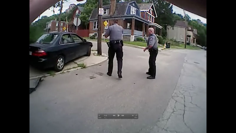 © Reuters. Body cam video shows University of Cincinnati police officers Ray Tensing and Phillip Kidd approaching Dubose vehicle in Cincinnati