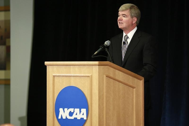 © Reuters. NCAA President Emmert speaks during news conference at NCAA headquarters in Indianapolis