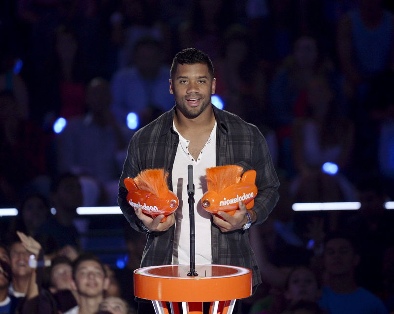© Reuters. Host Seattle Seahawks quarterback Russell Wilson receives King of Swag and Best Cannon awards during the Nickelodeon Kids' Choice Sports Awards 2015 at UCLA's Pauley Pavilion in Los Angeles