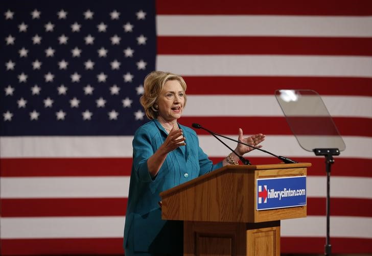 © Reuters. Clinton insta al Congreso a poner fin al embargo contra Cuba "de una vez por todas"