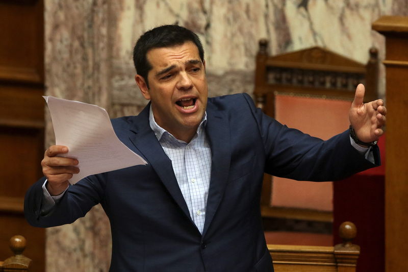 © Reuters. Greek Prime Minister Alexis Tsipras answers questions during the Prime Minister's Questions at parliament in Athens