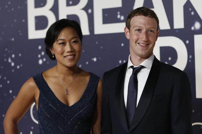 © Reuters. Mark Zuckerberg, founder and CEO of Facebook, and wife Priscilla Chan arrive on the red carpet during the 2nd annual Breakthrough Prize Award in Mountain View, California