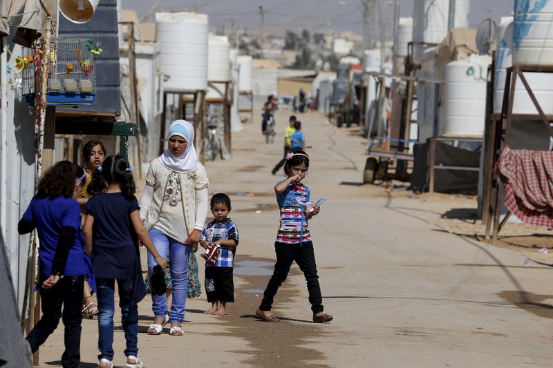 © Reuters. برنامج الأغذية العالمي يخفض المساعدات للاجئين السوريين إلى النصف