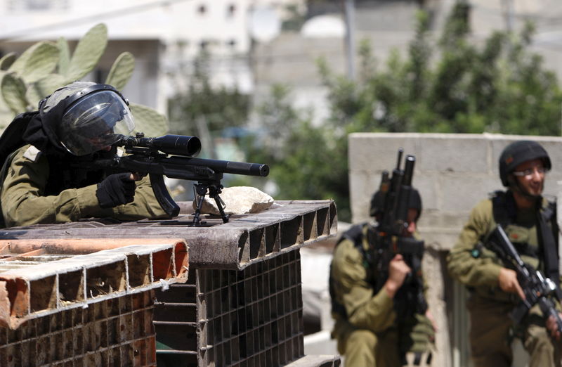 © Reuters. جنود إسرائيليون يقتلون فلسطينيا بالرصاص قرب حدود غزة