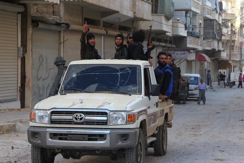 © Reuters. جناح القاعدة في سوريا يقول إنه احتجز معارضين تدربهم أمريكا