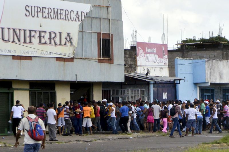 © Reuters. People loot a supermarket in San Felix in the state of Bolivar, Venezuela