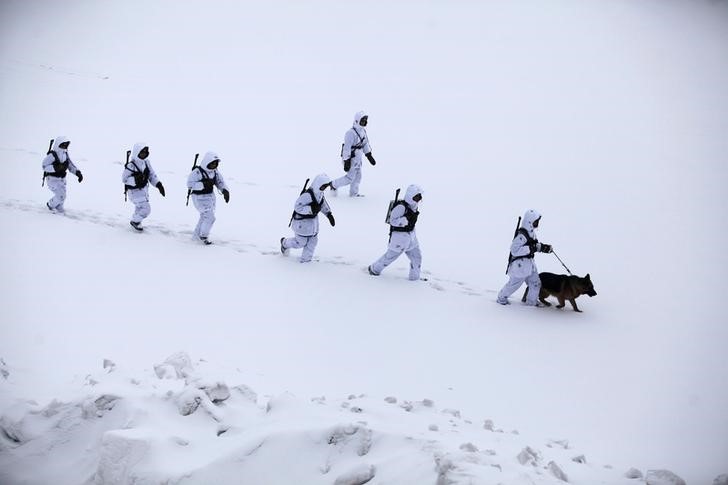 © Reuters. Soldiers of China's PLA patrol in temperatures below minus 10 degrees Celsius at China's border with Russia in Heihe