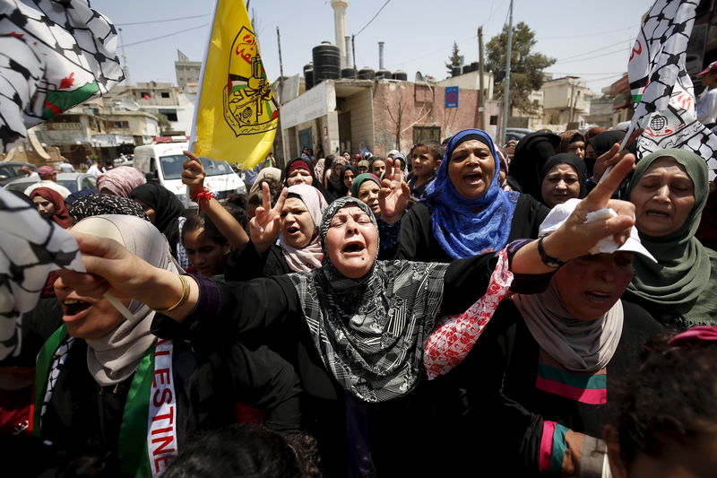 © Reuters. UN PALESTINIEN MEURT APRÈS UN ACCROCHAGE AVEC DES SOLDATS ISRAÉLIENS