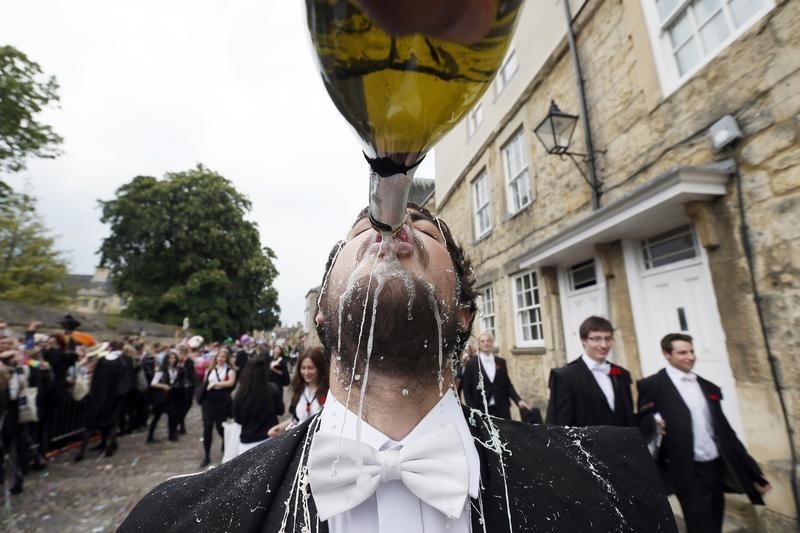 © Reuters. En lugar de dejar de beber, los universitarios intentan reducir sus consecuencias