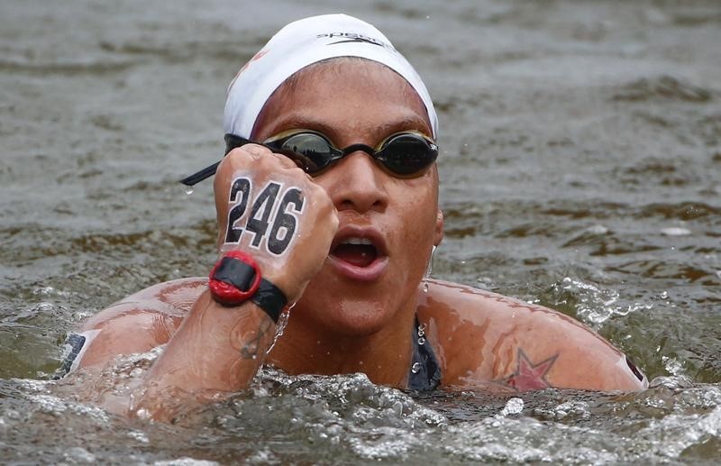 © Reuters. البرازيلية كونيا تفوز بسباق 25 كيلومترا في المياه المفتوحة