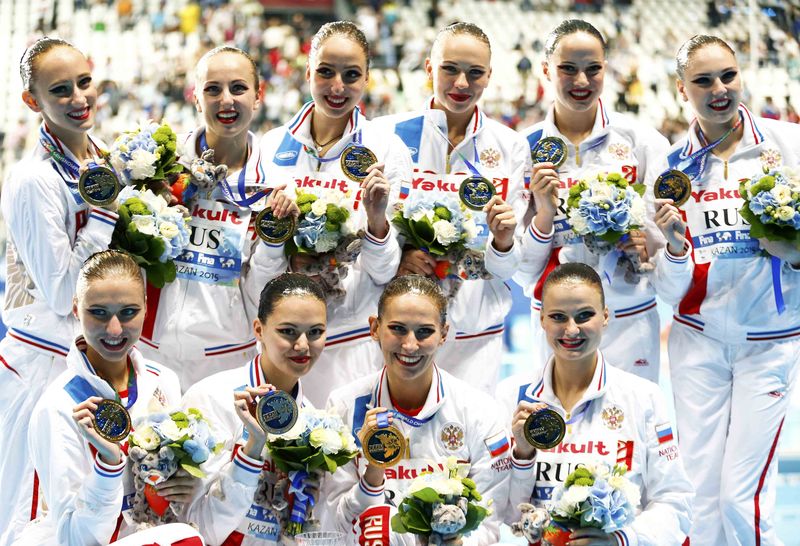 © Reuters. Members of team Russia pose with their gold medals after the women's synchronised swimming free routine combination final at the Aquatics World Championships in Kazan