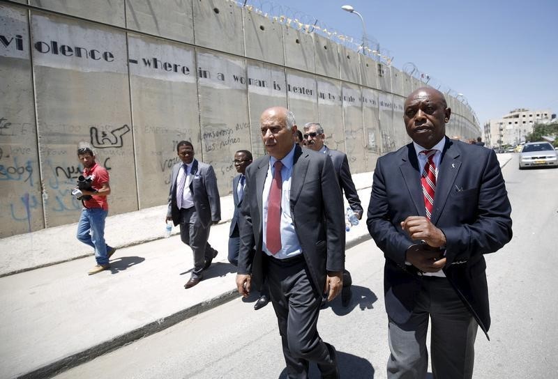 © Reuters. En la imagen, el activista anti-apartheid, Tokyo Sexwale (D), a su llegada a una conferencia de prensa en Al-Ram, cerca de Jerusalén, 7 de mayo, 2015.