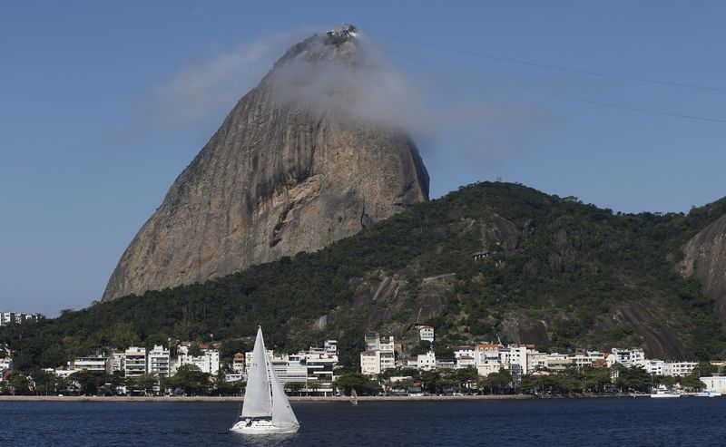 © Reuters. A boat is pictured with the Sugarloaf Mountain in the background, at the Guanabara Bay in Rio de Janeiro