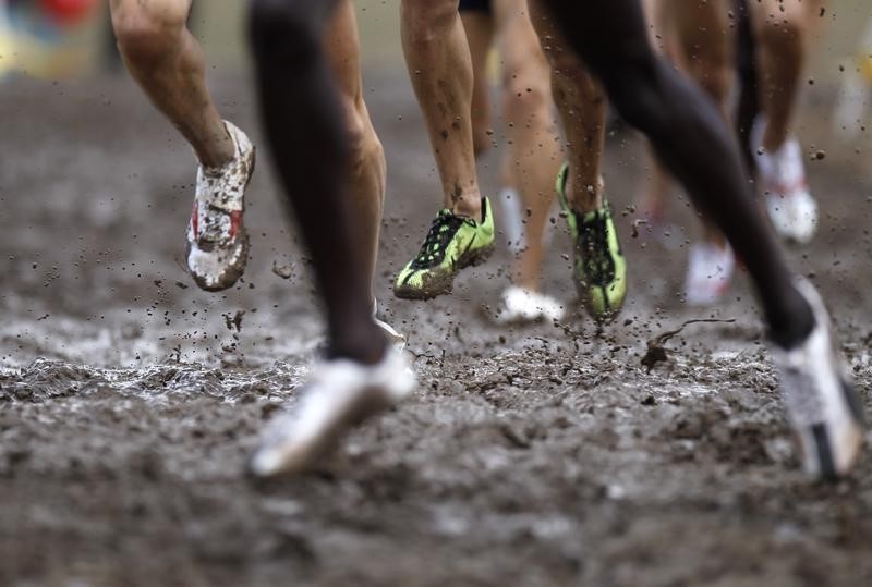 © Reuters. Competitors run during the men's senior race at the IAAF World Cross Country Championships in Bydgoszcz