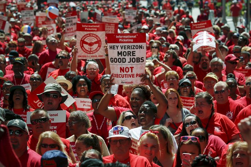 © Reuters. Verizon workers take part in a rally as they negotiate a union contract in New York