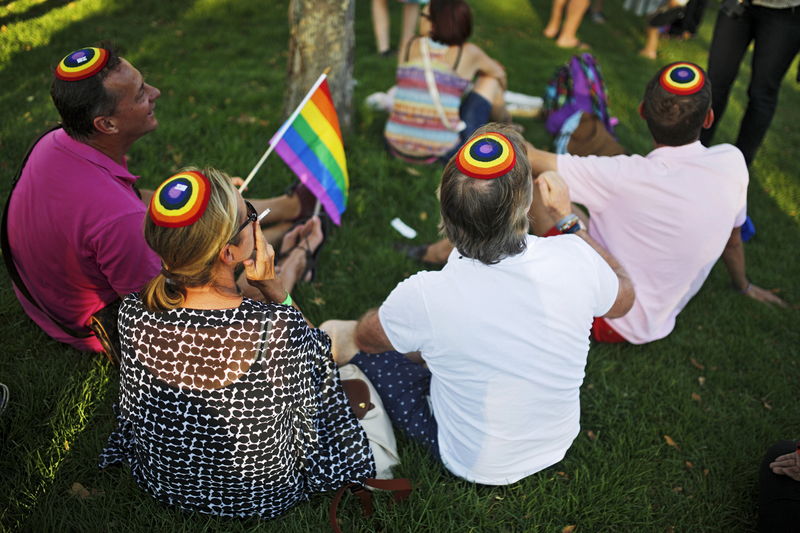 © Reuters. Miles de personas se manifiestan en Israel tras un ataque durante la marcha del orgullo gay 