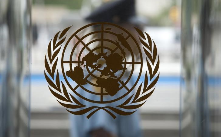 © Reuters. A security guard walks past the United Nations logo at the U.N. Headquarters in New York