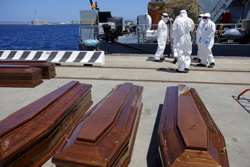 © Reuters. خفر السواحل الإيطالي ينقذ 1800 مهاجر من البحر والعثور على 5 جثث