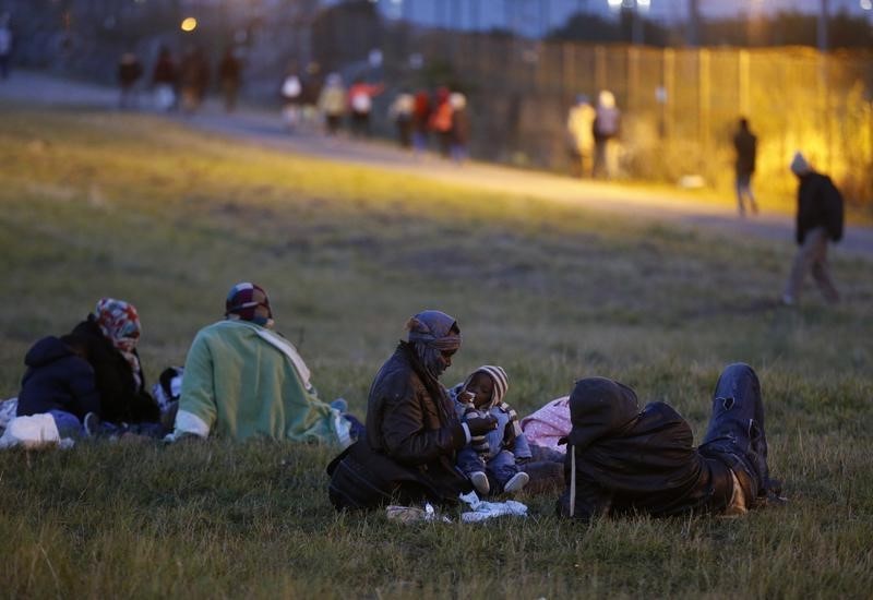 © Reuters. بريطانيا وفرنسا تدعوان لتحرك أوروبي لمواجهة أزمة المهاجرين في كاليه