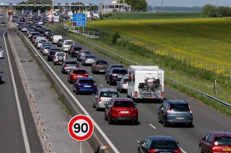 © Reuters. SÉGOLÈNE ROYAL FAVORABLE À DES PORTIONS D'AUTOROUTE À 90 KM/H