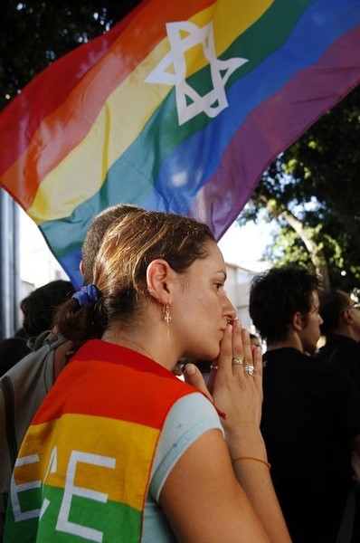 © Reuters. وفاة فتاة إسرائيلية طعنها متشدد بسكين في مسيرة للمثليين