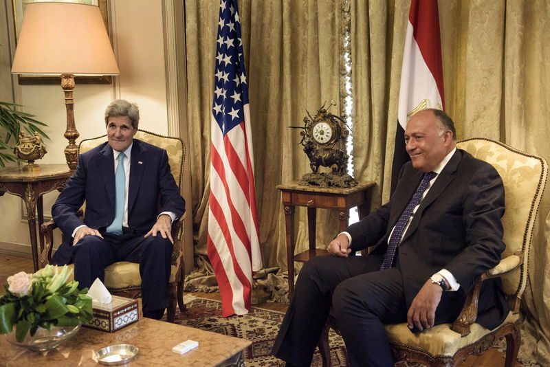 © Reuters. El secretario de Estado de Estados Unidos, John Kerry, conversa con el ministro de Relaciones Exteriores de Egipto, Sameh Shukri, antes de una reunión en la Cancillería egipcia en El Cairo