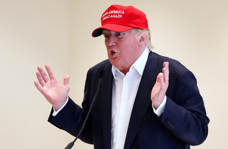 © Reuters. El magnate inmobiliario y precandidato presidencial republicano estadounidense Donald Trump responde preguntas de los periodistas durante una conferencia de prensa en una visita a su cancha de golf de Turnberry