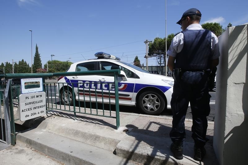 © Reuters. A French policeman secures the closed stairway which descends to a tunnel which gives access to the beach called "La Mirandole" and is located below the villa owned by the king of Saudi Arabia in Vallauris-Golf Juan