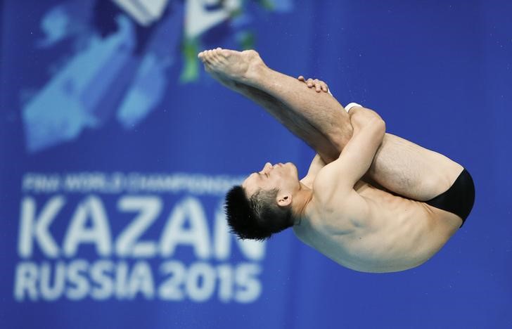 © Reuters. China's Qiu jumps during the men's 10m platform semi-final at the Aquatics World Championships in Kazan