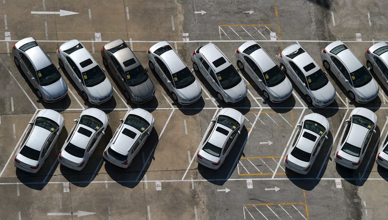 © Reuters. New vehicles are seen at a parking area of an automobile factory in Wuhan, Hubei province