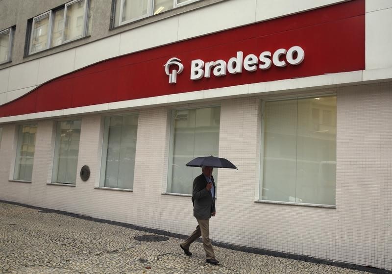 © Reuters. A man walks past a Banco Bradesco branch in downtown Rio de Janeiro