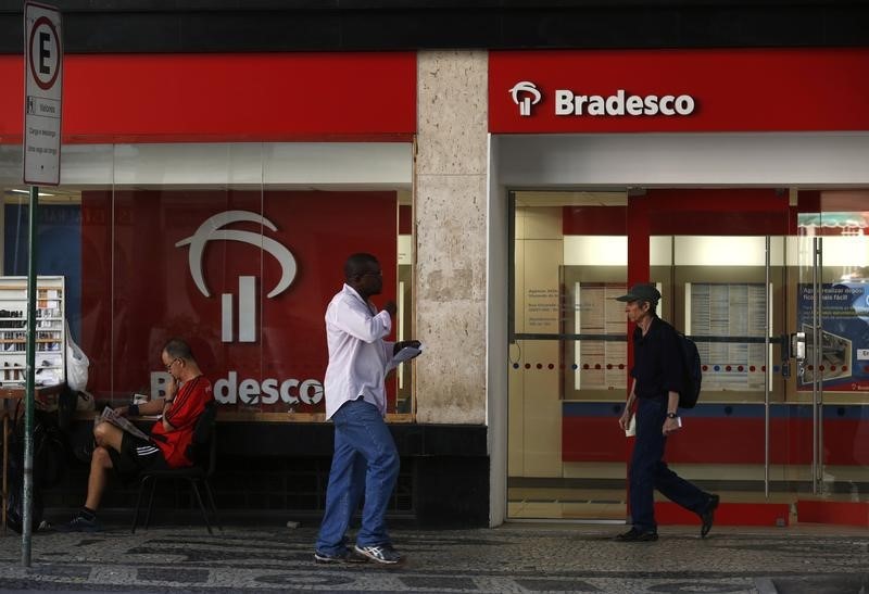 © Reuters. People walk past a Banco Bradesco branch in downtown Rio de Janeiro