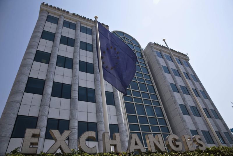 © Reuters. A European Union flag flutters outside the Athens stock exchange