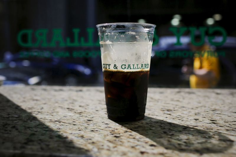 © Reuters. A coffee cup of a nitrogen-infused cold brew coffee from Brooklyn-based roaster Gillies Coffee out of a tap is seen at Guy & Gallard cafeteria in New York