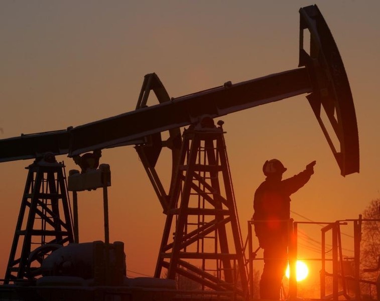 © Reuters. Нефтяник на Мамонтовском месторождении под Нефтеюганском